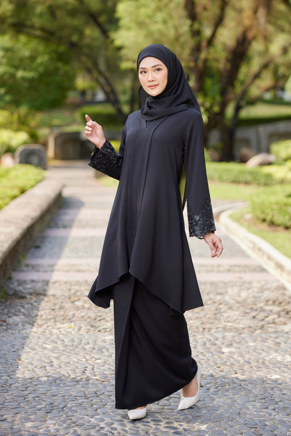 Kebaya Qayra 2.0 in black